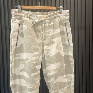 TNA Alix Pant Light Camo Print